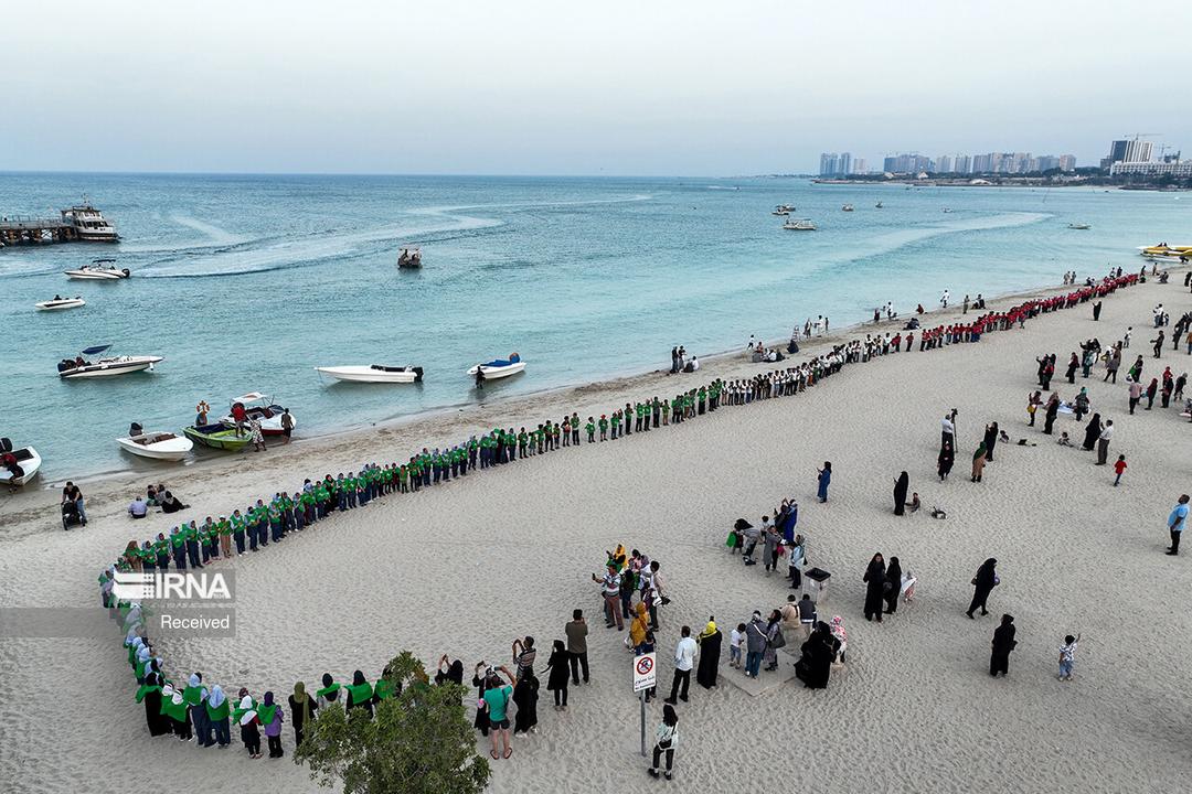 شکل‌گیری زنجیره مردمی حمایت از عملیات وعده صادق در سواحل دریای مازندران