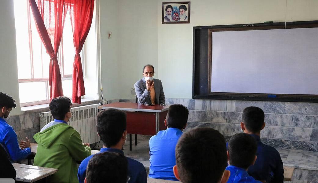 تنبیه دانش‌آموز مرزن‌آبادی توسط معلم در حال پیگیری است